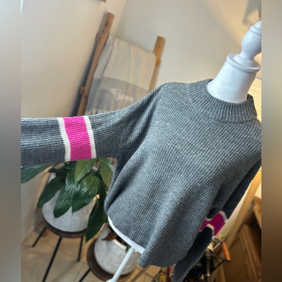 Pink arm stripe grey knit sweater - Picture 2 of 5